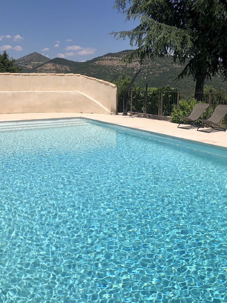 Le Vieil Aiglun - Piscine (© Charles Speth)