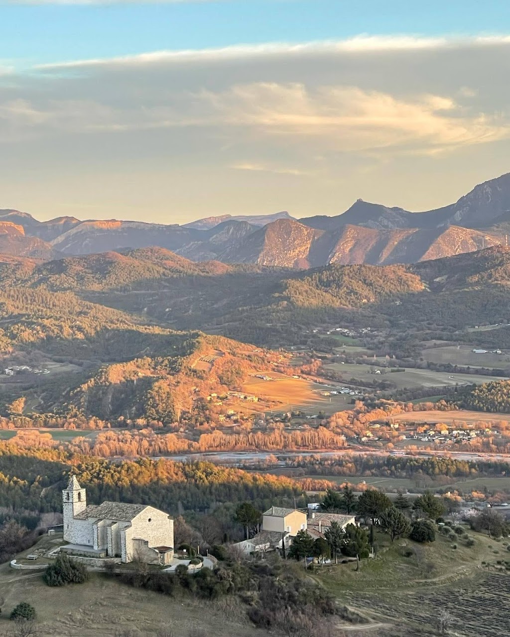 Le Vieil Aiglun - Vue sur le domaine en automne (© Charles Speth)
