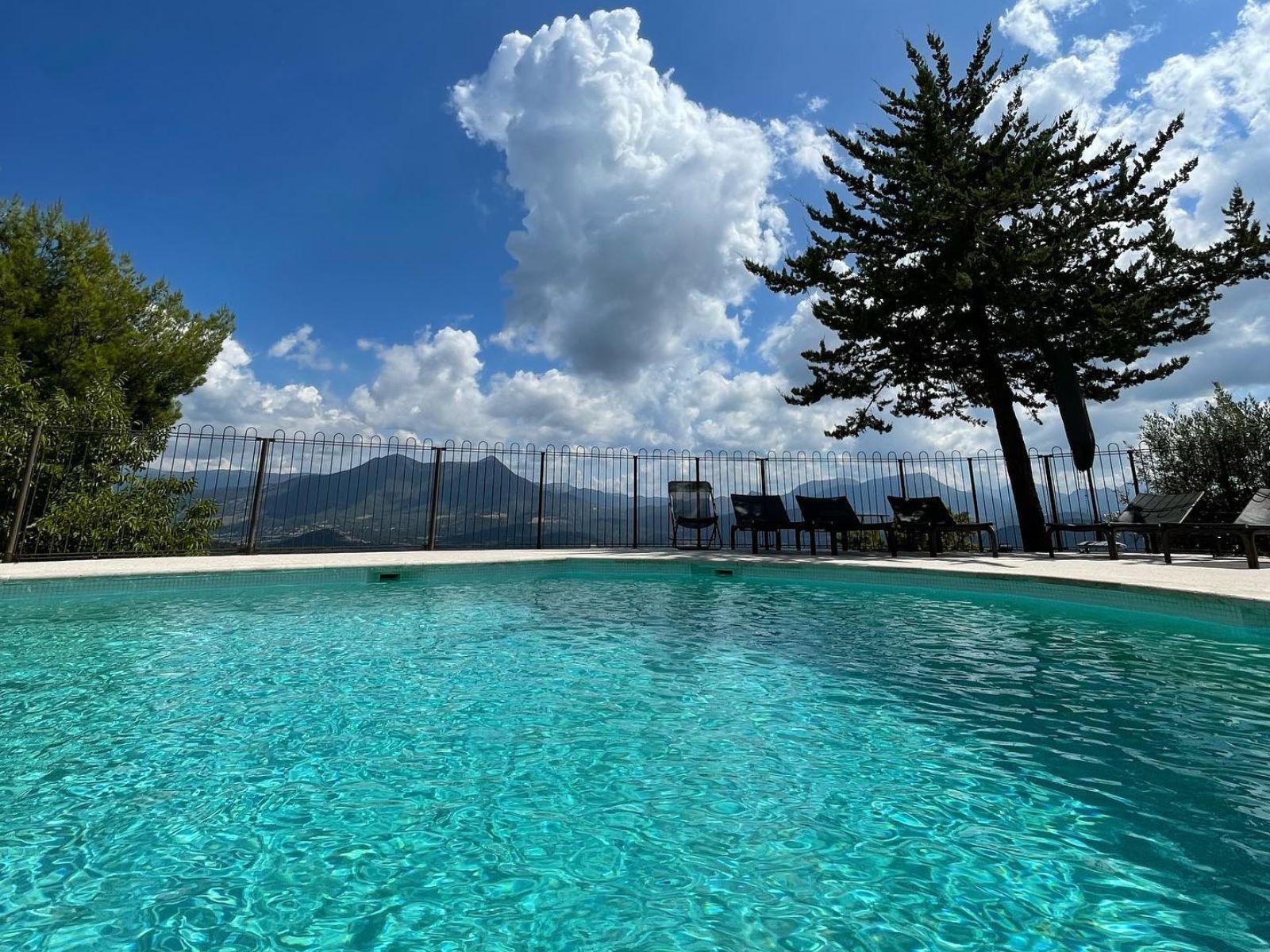 Le Vieil Aiglun - Piscine (© Charles SPETH)