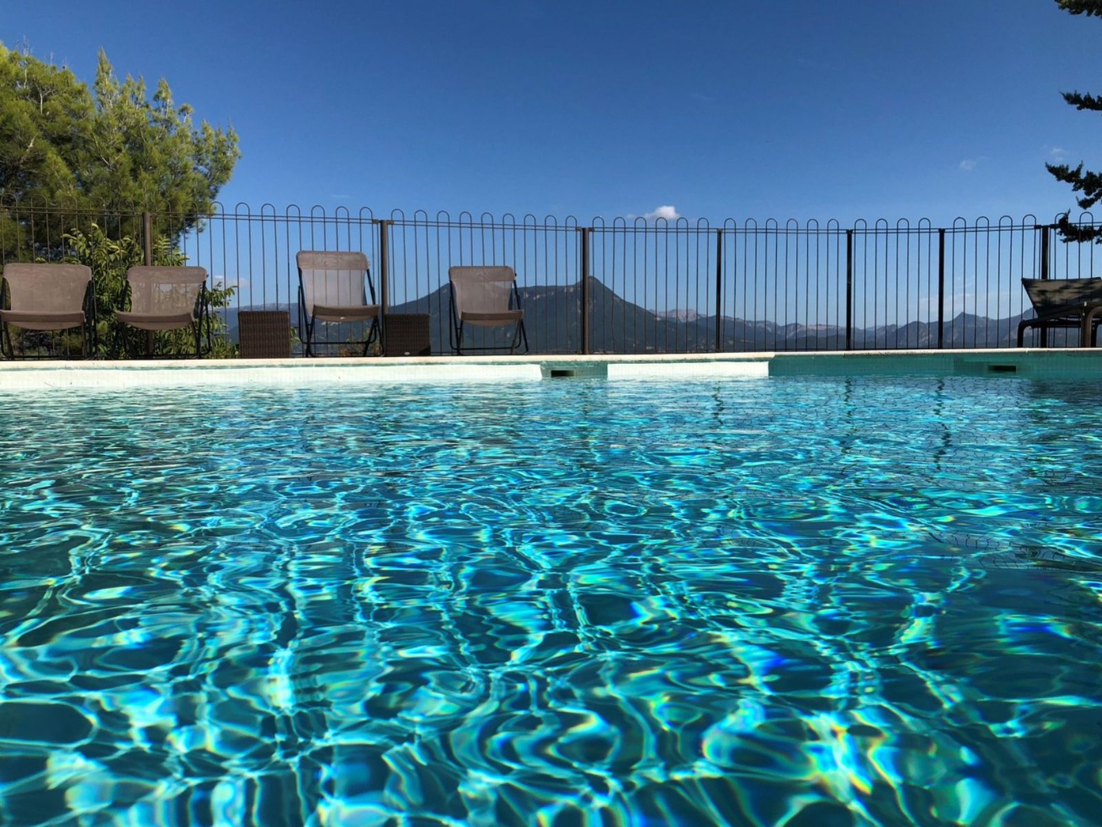 Le Vieil Aiglun - Piscine (© Charles SPETH)