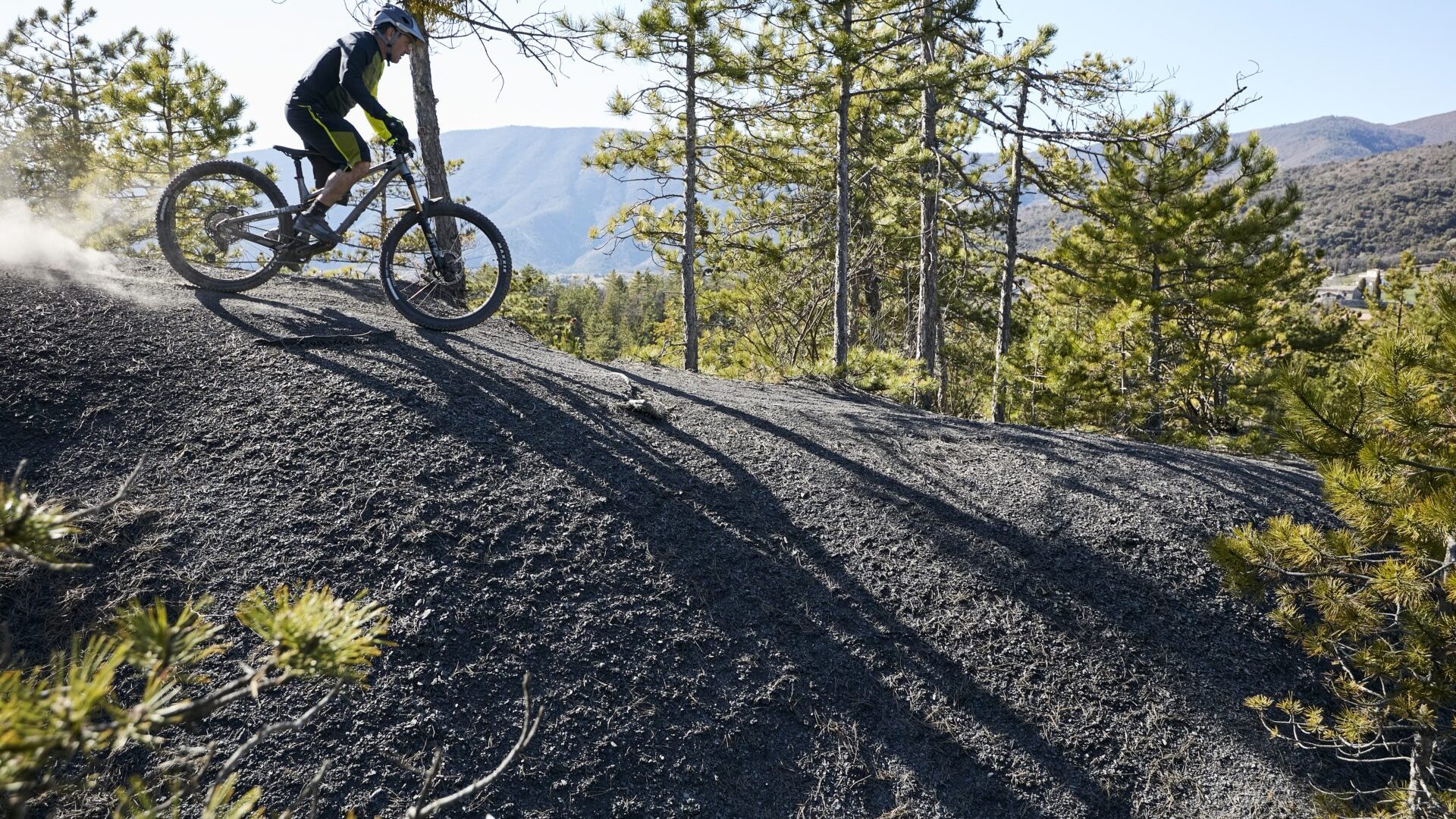 N°16 La Ferme Belon - Sentier balisé dans les Terres Noires (© Jean-Luc ARMAND)
