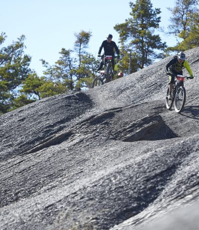 N°16 La Ferme Belon - Sentier balisé dans les Terres Noires (© Jean-Luc ARMAND)