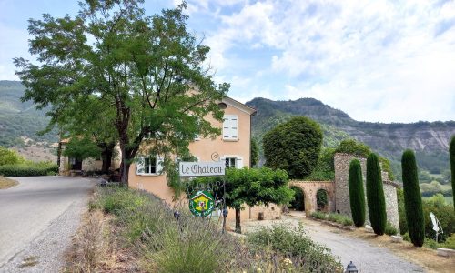 Appartement T6 Le Château Appartement T6 Le Château - Entrée (© SARL Les robines vert-bleu)