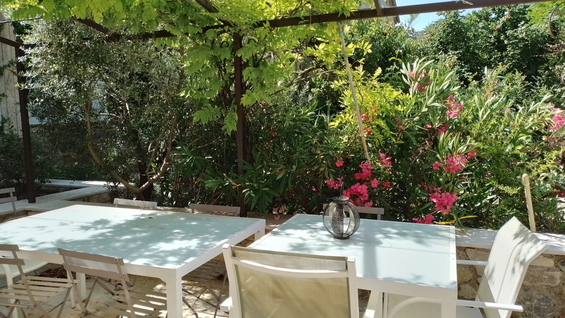 Gîte T5 Villa Flora, Terrasse ombragée - Térrasse (© LE ROYER Nathalie)