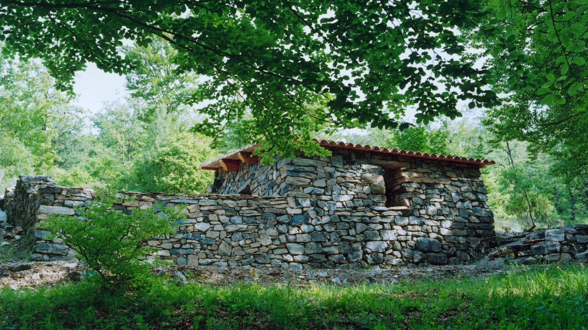 Refuge d'art - Col de l'Escuichière - Refuge d'art - Col de l'Escuichière (© Alain Sauvan)