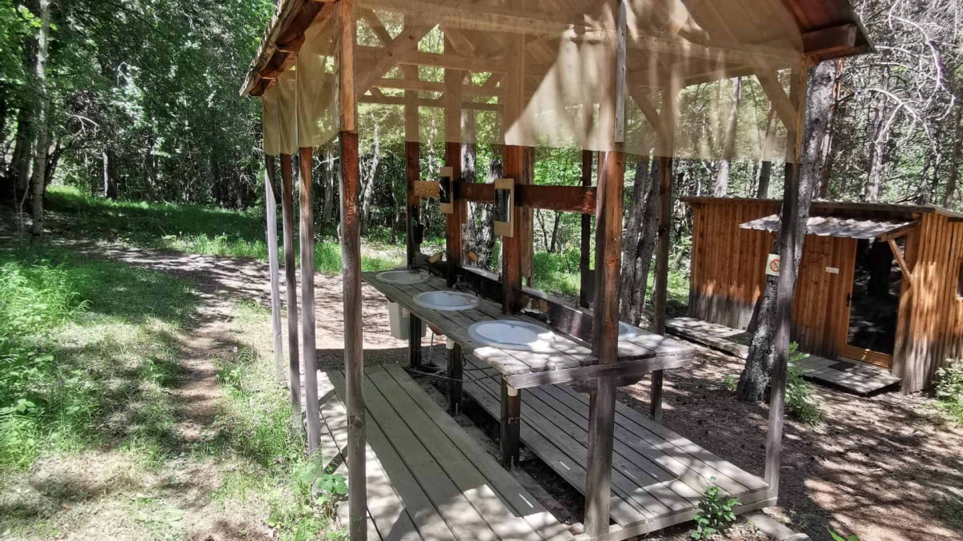 Refuge privé de Gaudichart_Prads-Haute-Bléone - Bloc sanitaires (© Timothée Trichet)