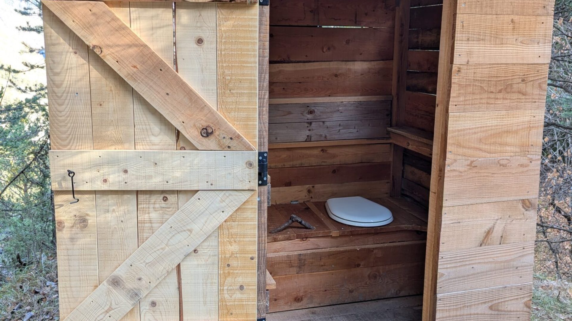 Refuge privé de Gaudichart_Prads-Haute-Bléone - Toilettes sèches (© Timothée Trichet)