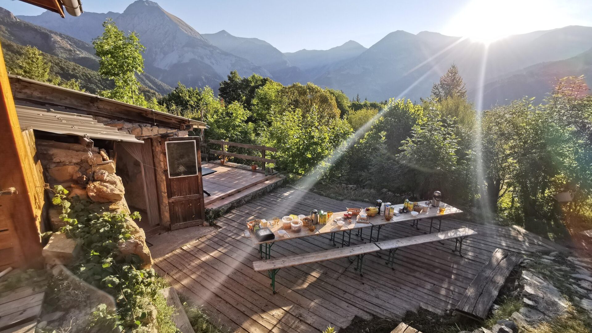 Refuge privé de Gaudichart_Prads-Haute-Bléone - Terrasse au lever du soleil (© Timothée Trichet)
