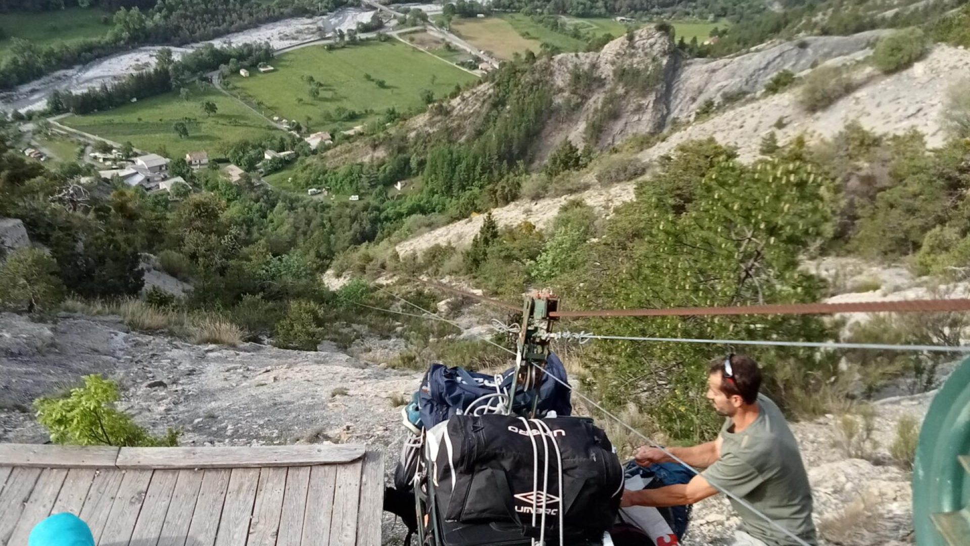 Refuge privé de Gaudichart_Prads-Haute-Bléone - treuil pour acheminement des bagages (© Timothée Trichet)
