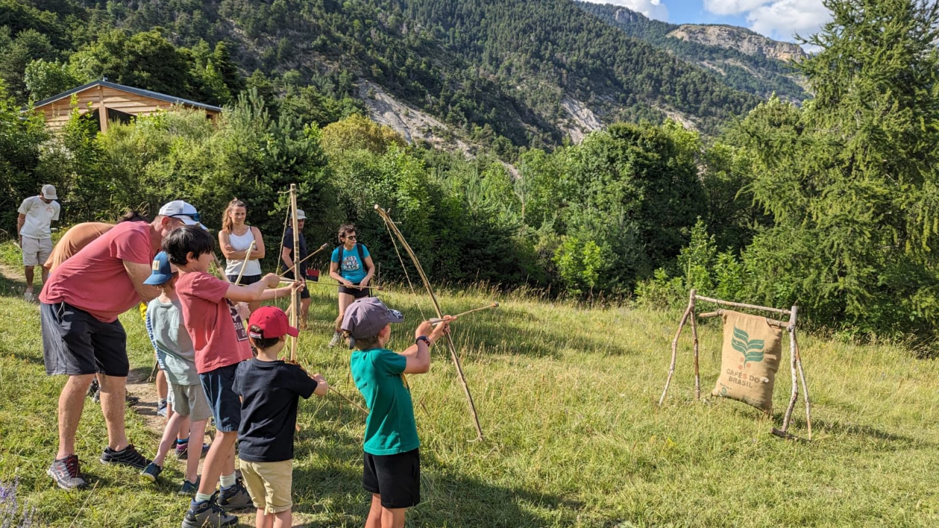 Refuge privé de Gaudichart_Prads-Haute-Bléone - entraînement tir à l'arc (© Timothée Trichet)
