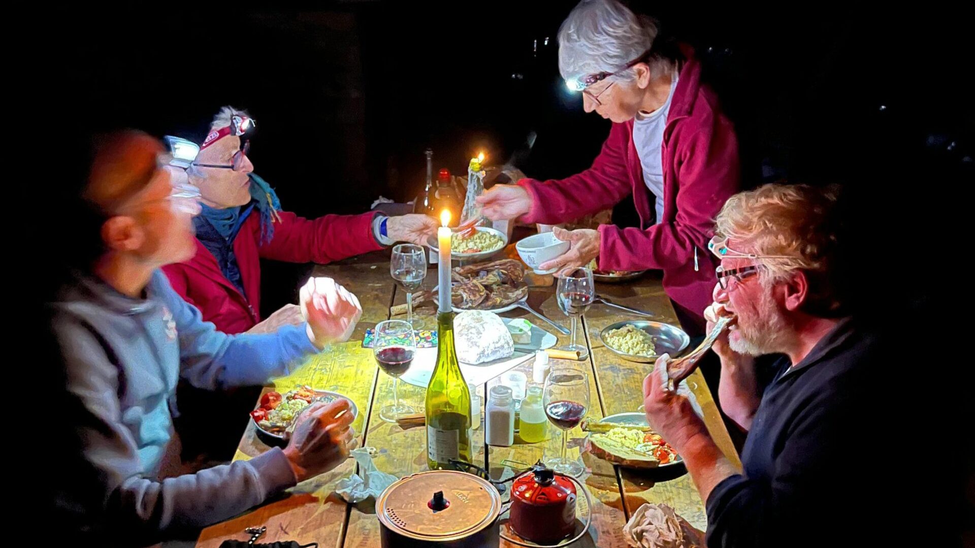 Dîner à la chandelle à la ferme Belon lors du séjour itinérant vers les refuges d'art (© © Luc Richard)