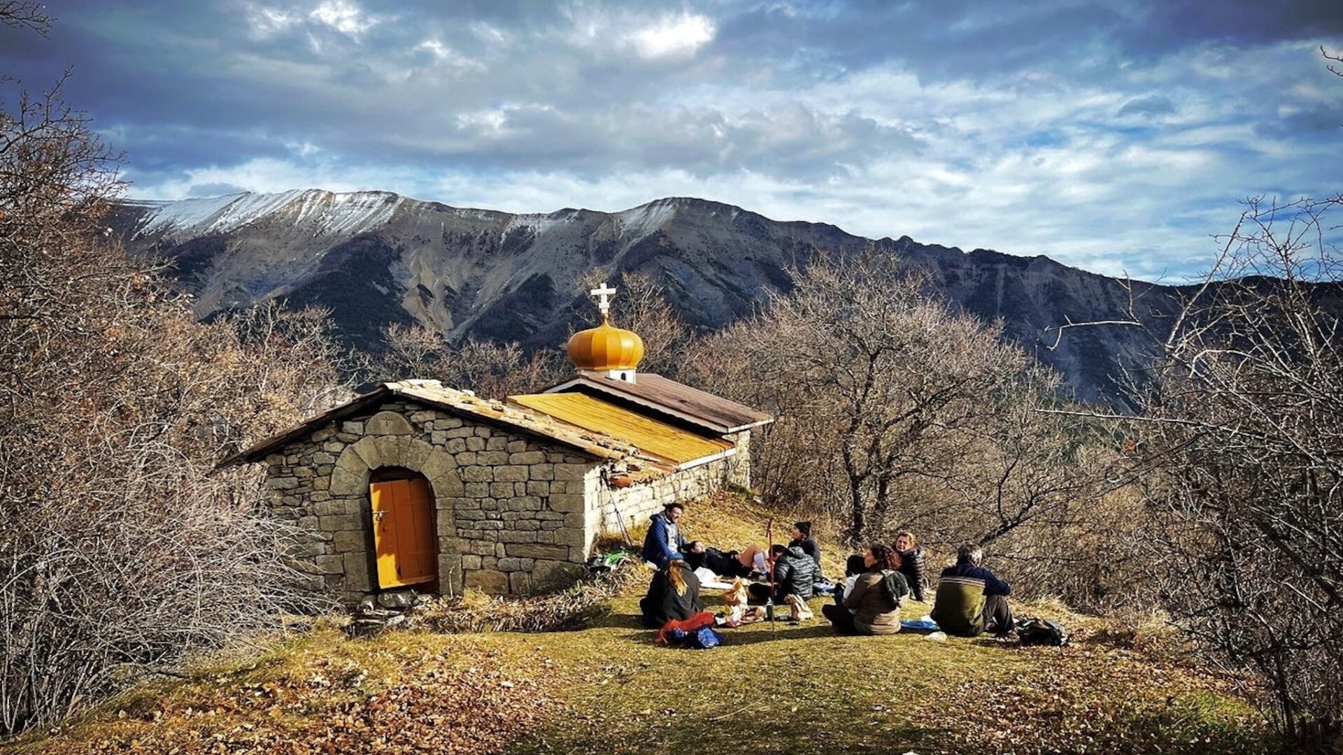 Hermitage Saint Jean, à découvrir lors de la randonnée vers le sanctuaire de roche rousse et le bois sacré de herman de vries, dans le Géoparc de Haute Provence (© © Jérémie Subias)