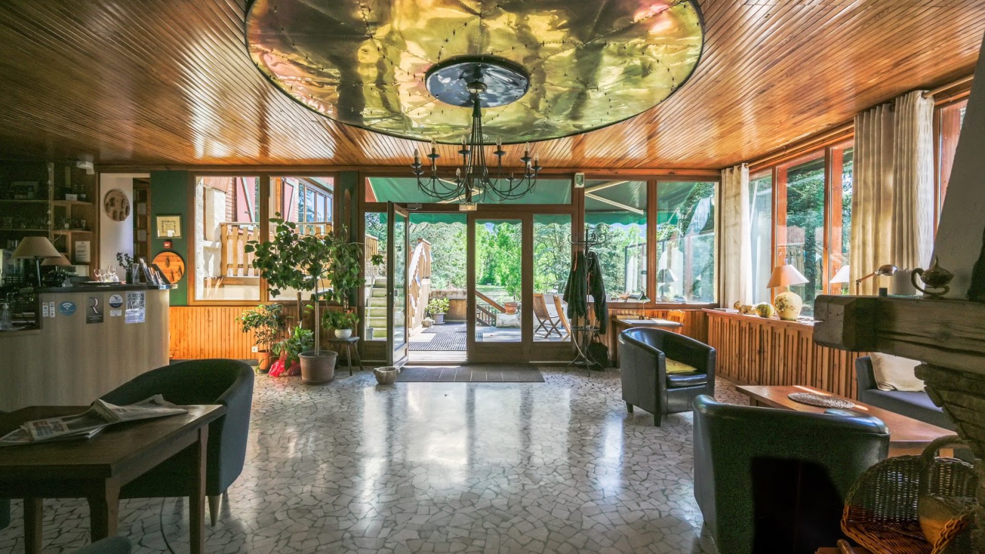 Hôtel restaurant Le vieux tilleul - Salle d'accueil et bar (© pascale giordano)