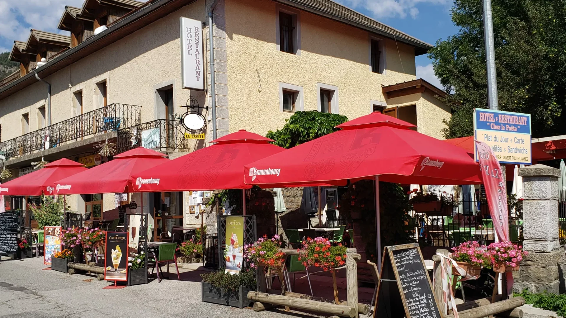 Hôtel-Restaurant Chez Le Poète**_Selonnet - Terrasse restaurant (© Hôtel-Restaurant Chez Le Poète**_Selonnet)