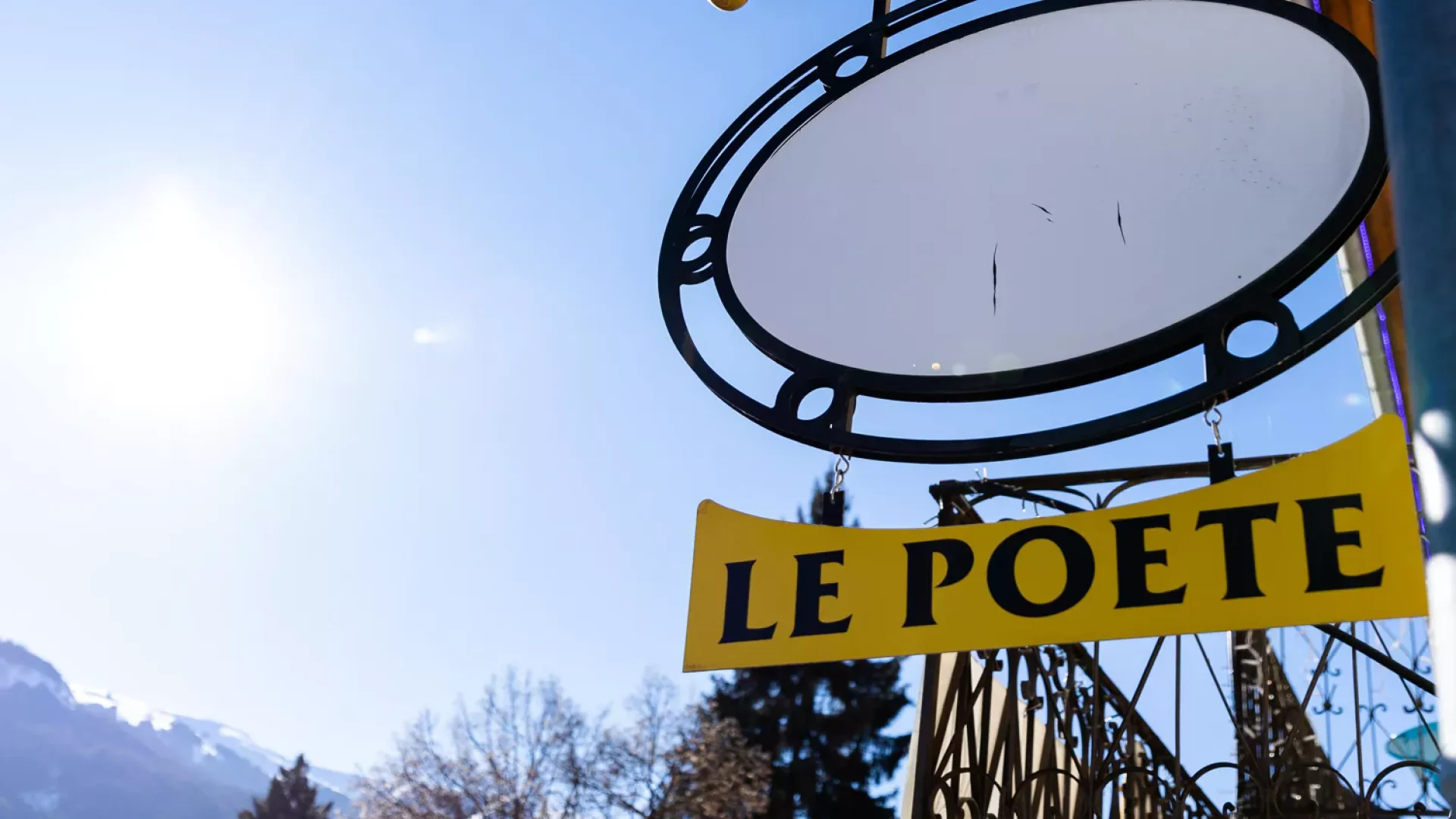 Hôtel-Restaurant Chez Le Poète**_Selonnet - affichage chez le poète (© Hôtel-Restaurant Chez Le Poète**_Selonnet)