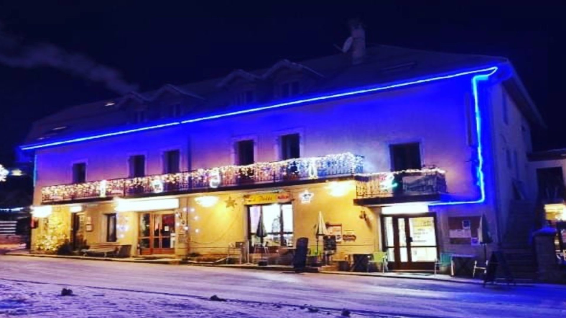 Hôtel-Restaurant Chez Le Poète**_Selonnet - Hôtel-Restaurant Chez Le Poète de nuit (© Hôtel-Restaurant Chez Le Poète**_Selonnet)