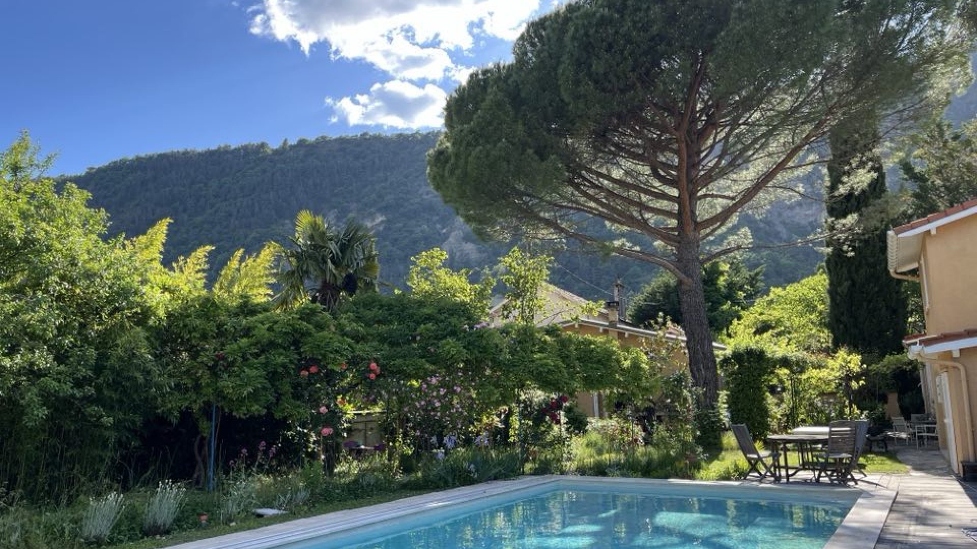 Chambres d'hôtes : Le Pin des Arches - Piscine (© Chambres d'hôtes : Le Pin des Arches)