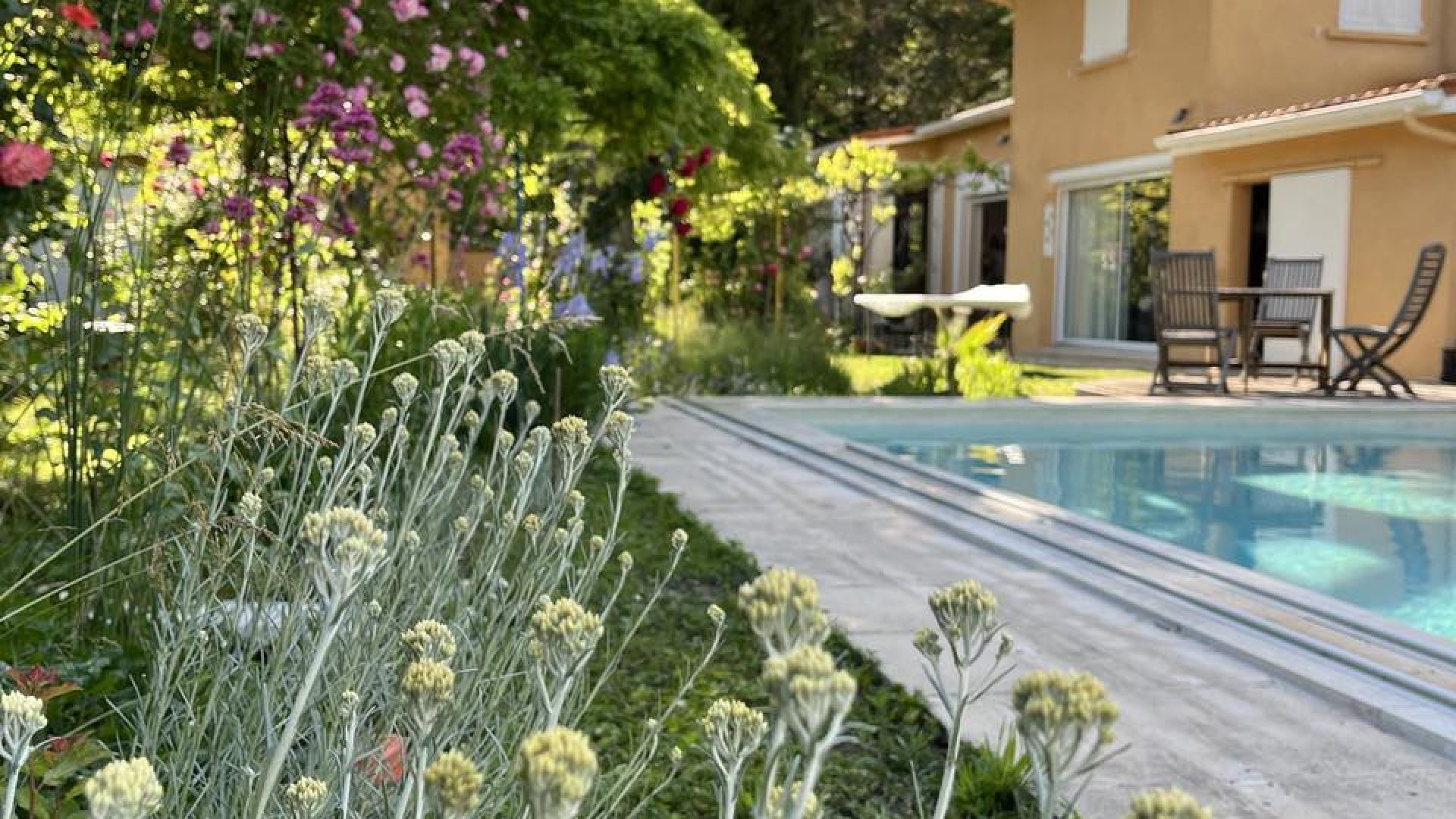 Chambres d'hôtes : Le Pin des Arches - Bord de la piscine (© Chambres d'hôtes : Le Pin des Arches)