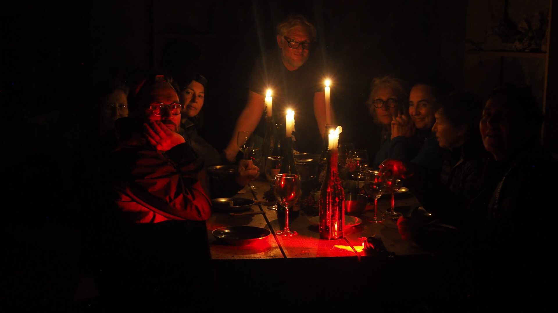 Dîner aux chandelles dans un refuge d'art, une expérience immersive et inoubliable. (© Magalie Chimot)