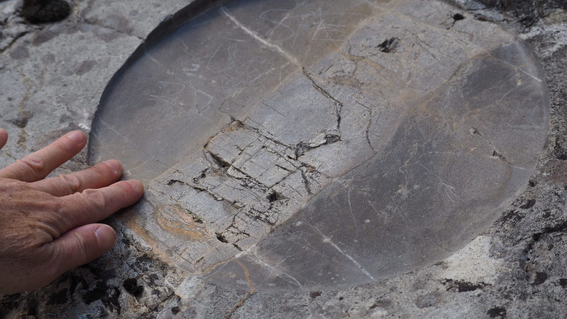 Fenètre de heman de vries, dans le vallon de Descoure (© Magalie Chimot)