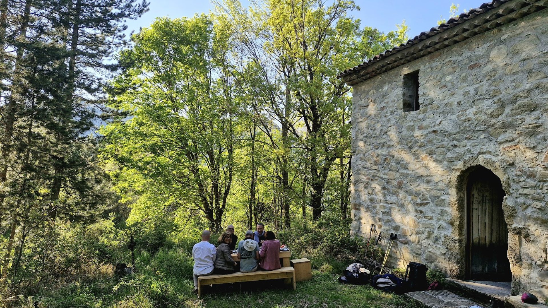Dîner devant le refuge d'art de La Forest (© Luc Richard)