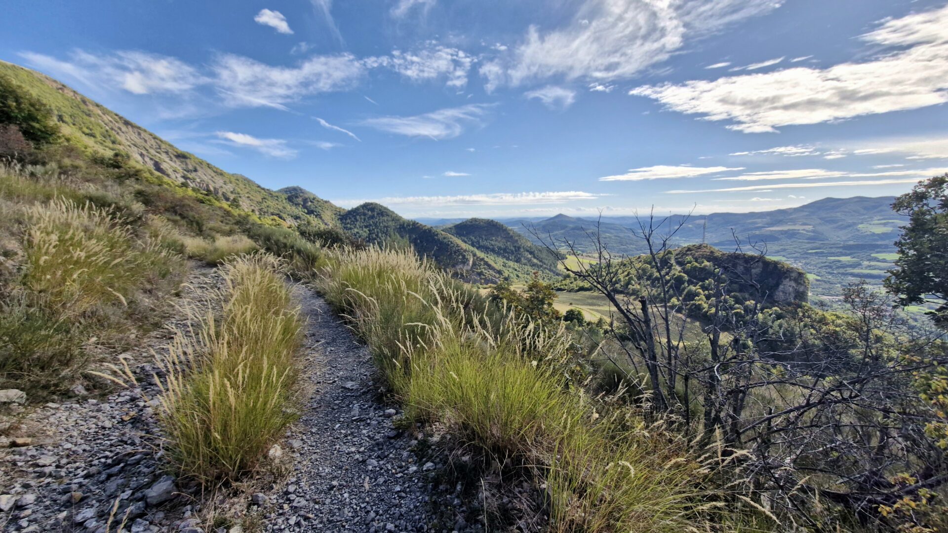 Sur les sentiers de la collection d'art en montagne du musée Gassendi (© Luc Richard)