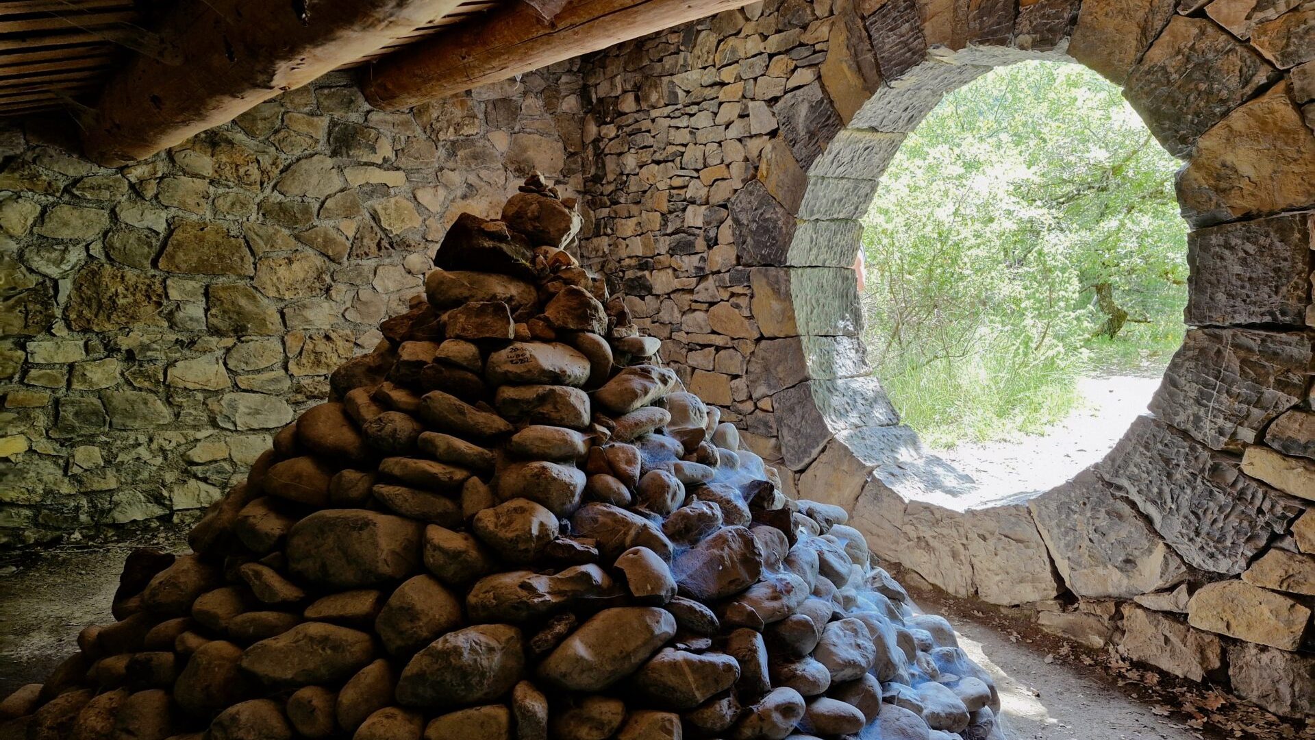 Refuge d'art des Bains Thermaux près de Digne-les-Bains (© Luc Richard)