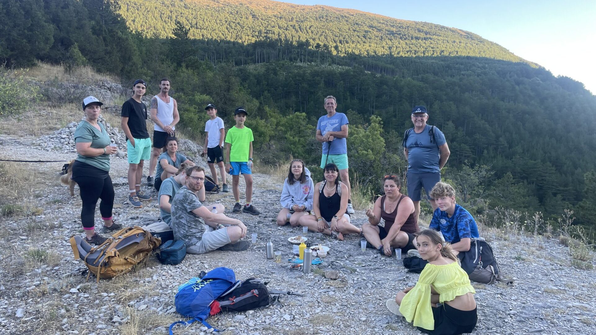 Apéritif au coucher du soleil l'été avec les campings (© autres versants)