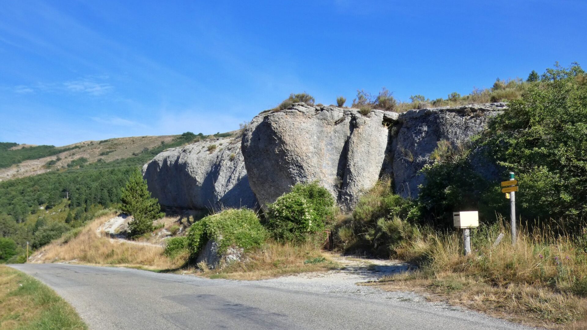 Le rocher de la Baleine_Saint-Geniez (© Office de Tourisme Sisteron Buëch)