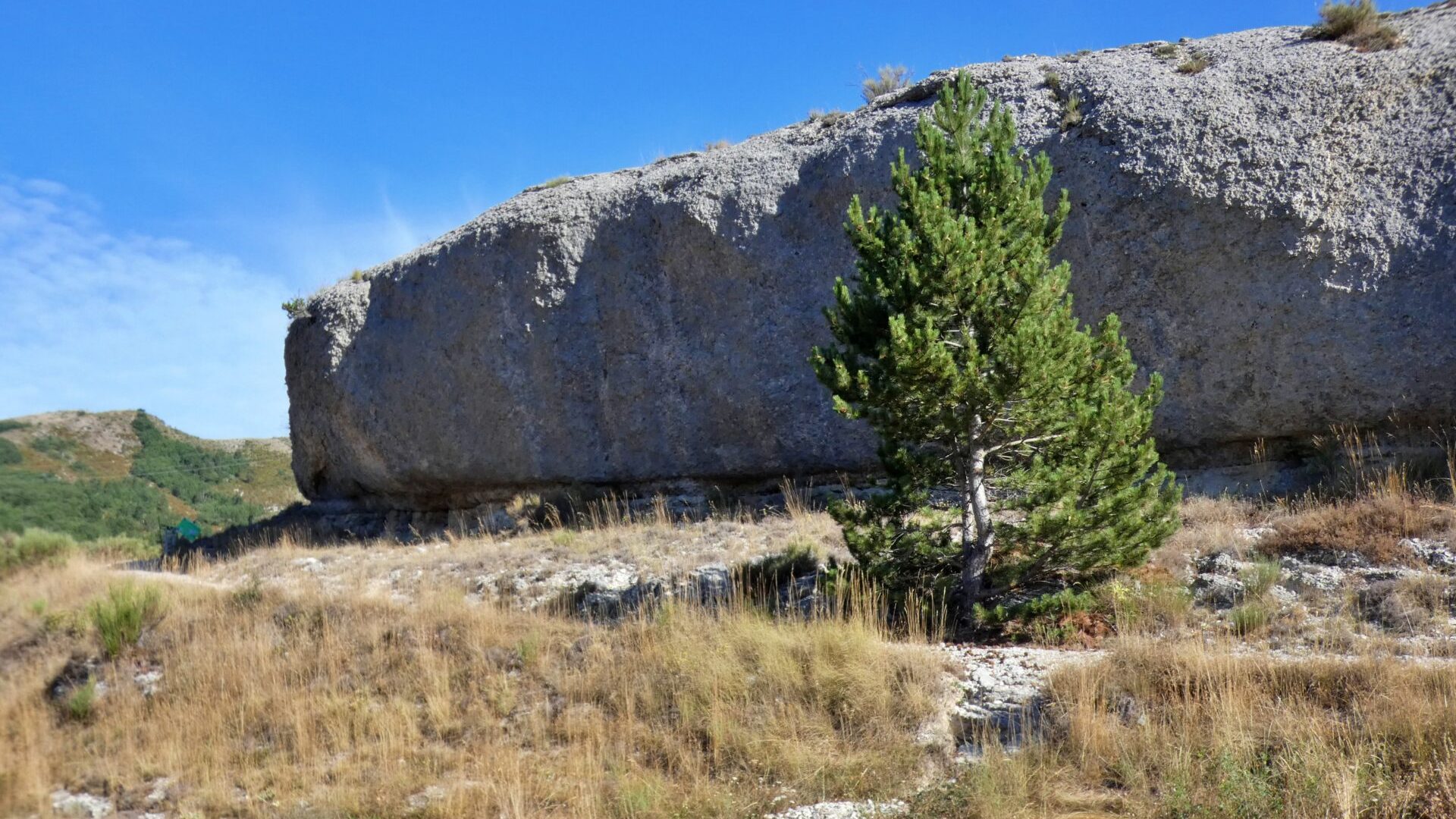 Le rocher de la Baleine_Saint-Geniez (© Office de Tourisme Sisteron Buëch)
