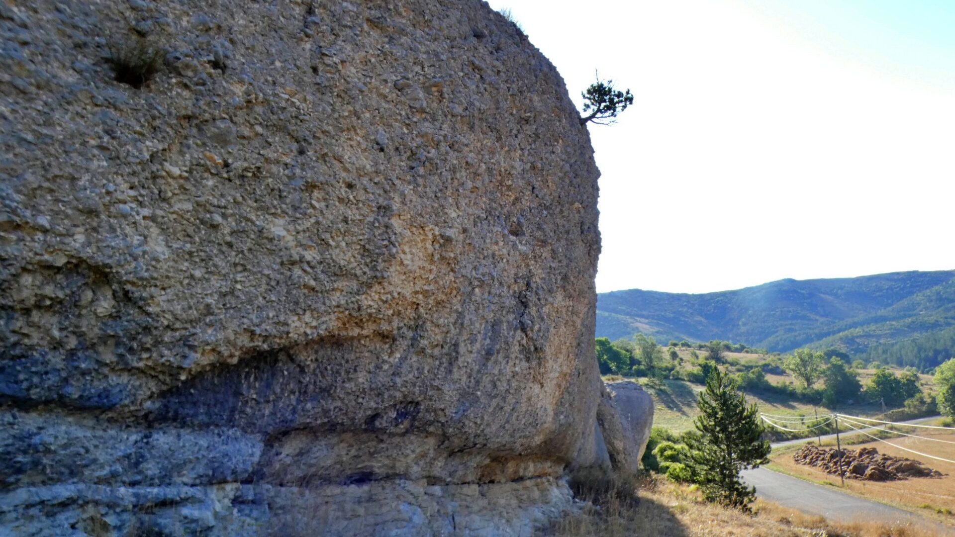 Le rocher de la Baleine_Saint-Geniez (© Office de Tourisme Sisteron Buëch)