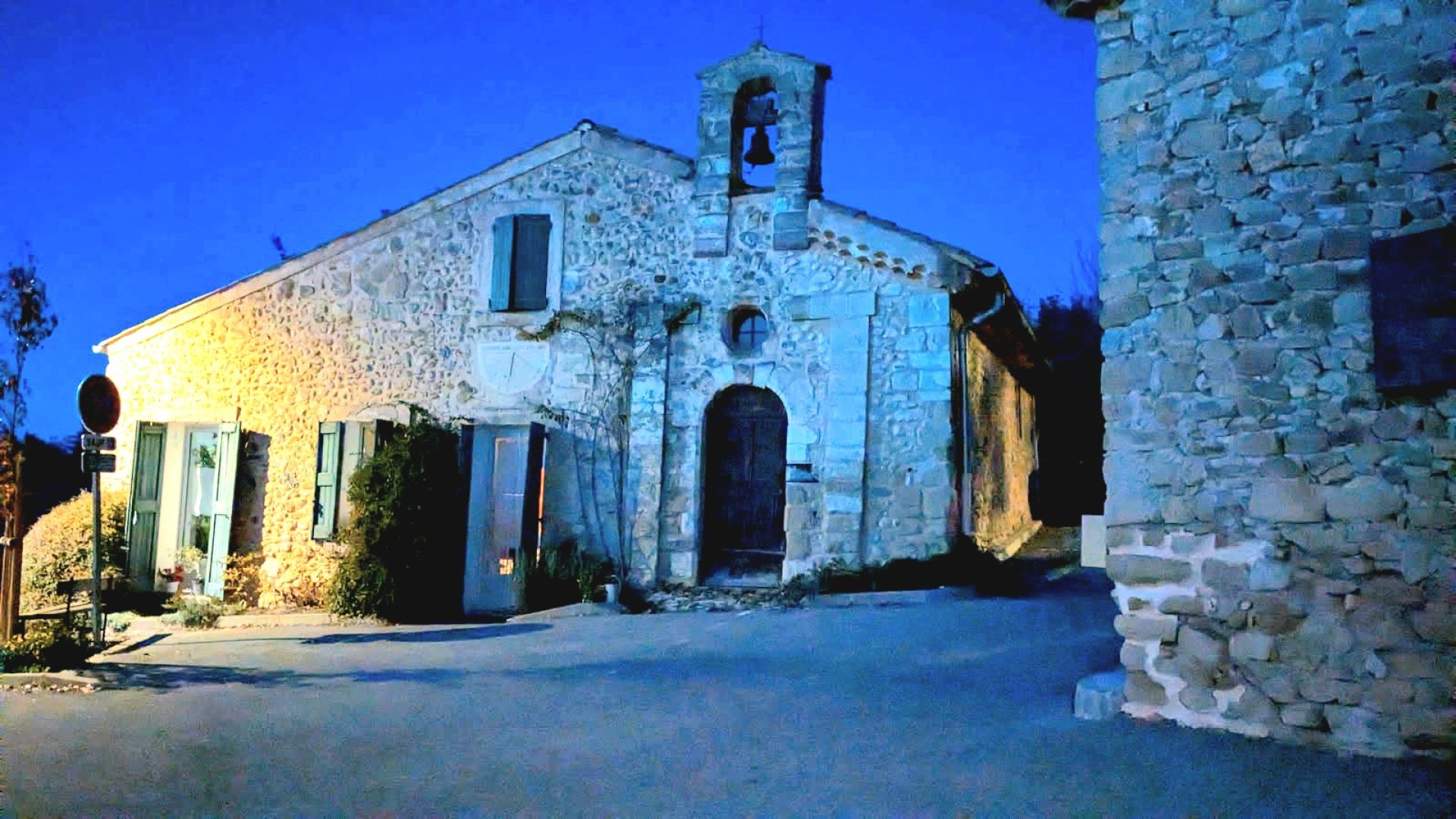 La chapelle de Saint-Jurson face au gîte la Bastida Flora (© Gîte La Bastida Flora)