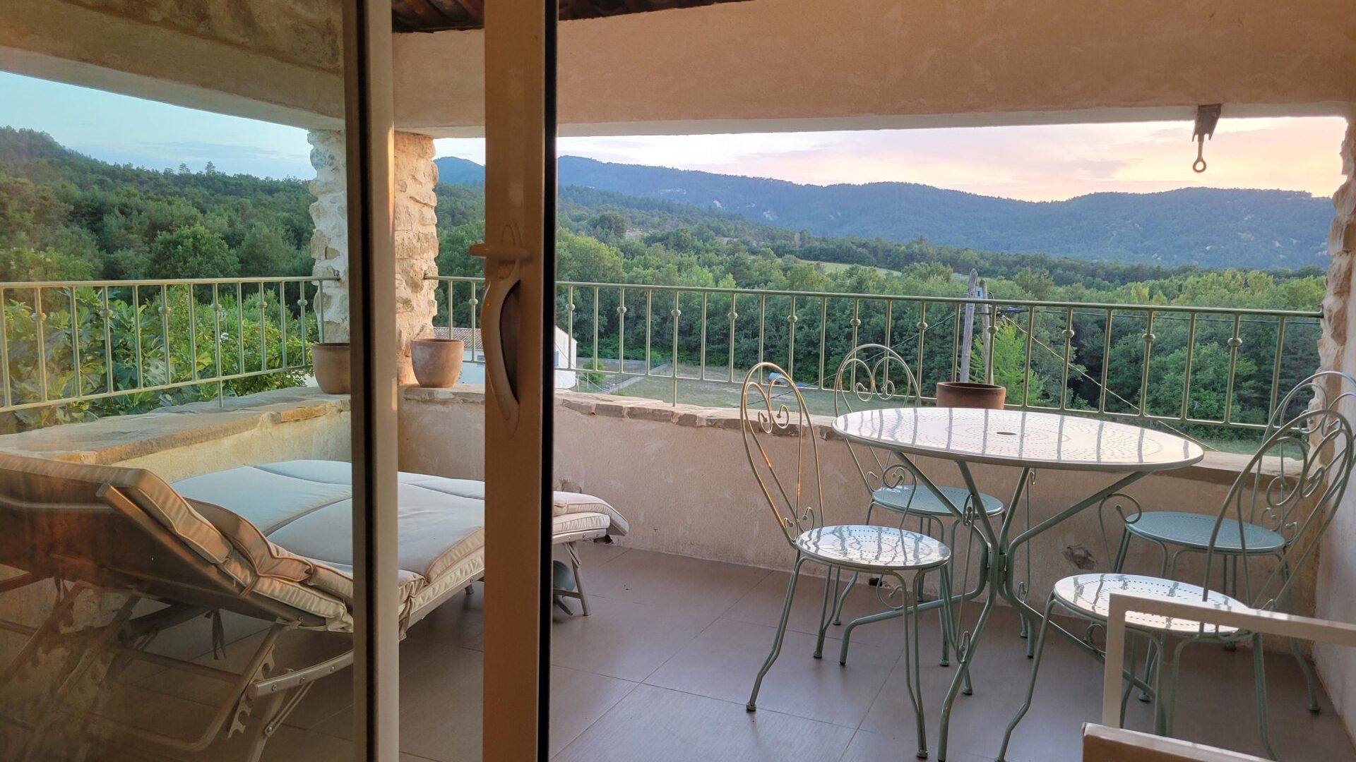 La terrasse du Gîte Béla Vista (© Gîte la Bastida Flora)