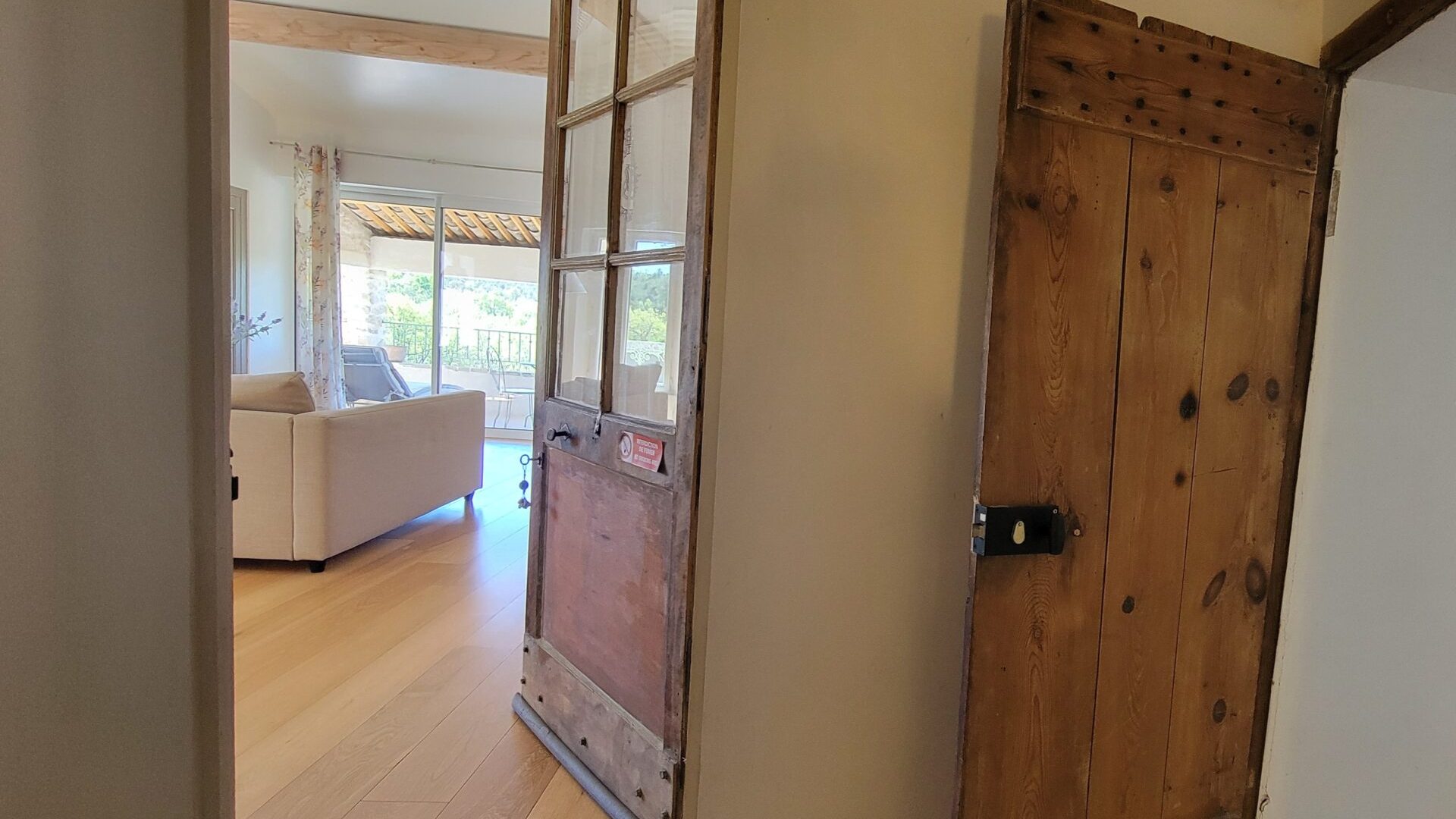 Entrée du Gîte Béla Vista (© Gîte la Bastida Flora)