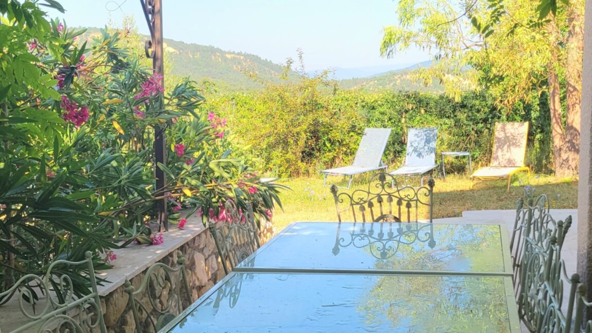 Terrasse du Gîte La Villa Flora (© Gîtes La Bastida Flora)