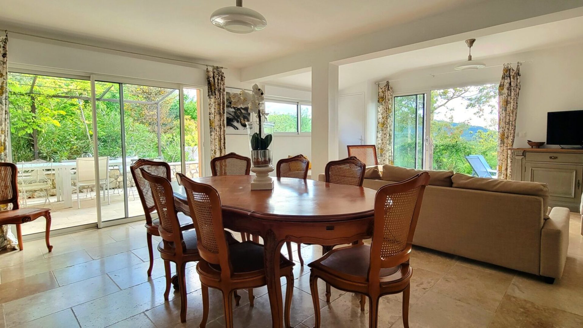 Grande Pièce à vivre en rez-de-jardin (© Gîtes La Bastida Flora)