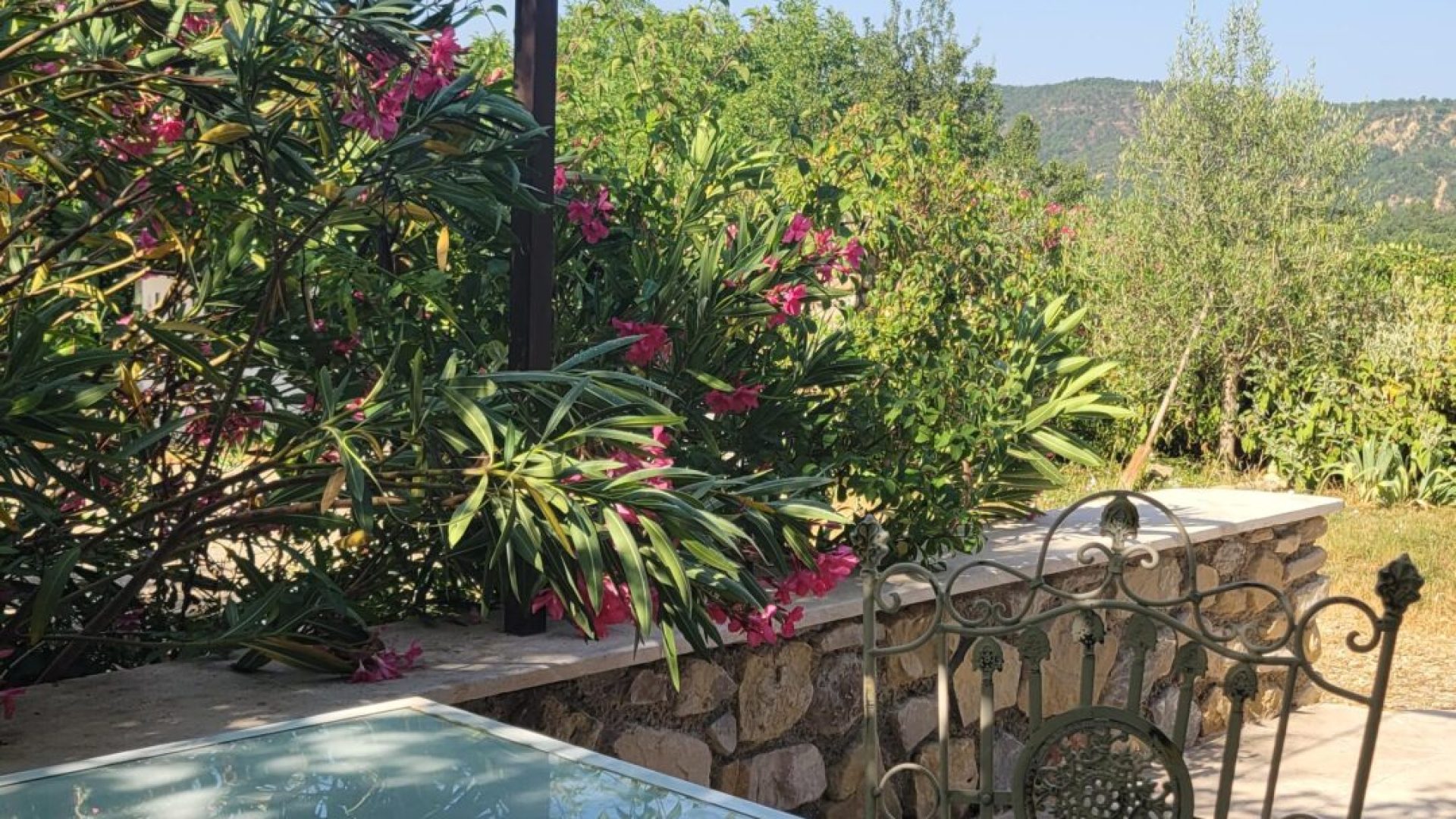 Terrasse en pierre de la Villa Flora (© Gîtes La Bastida Flora)