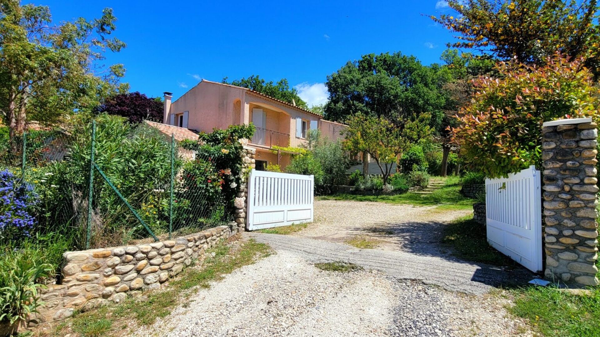 Entrée dans la propriété (© Gîtes la Bastida Flora)