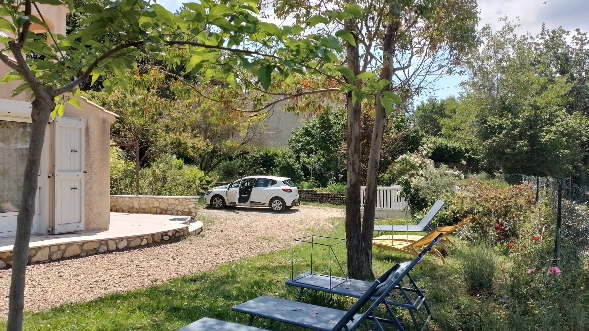 Gîte T5 Villa Flora Parking possibilité de mettre jusqu'à 3/4 voiture - Jardin (© Gîtes la Bastida Flora)