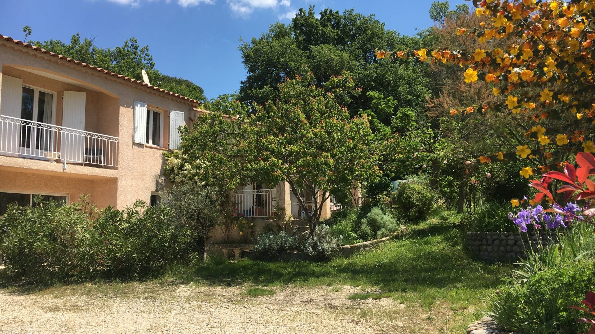Gîte la Villa Flora, jardin. Grands parkings partagé (© Gîtes La Bastida Flora)
