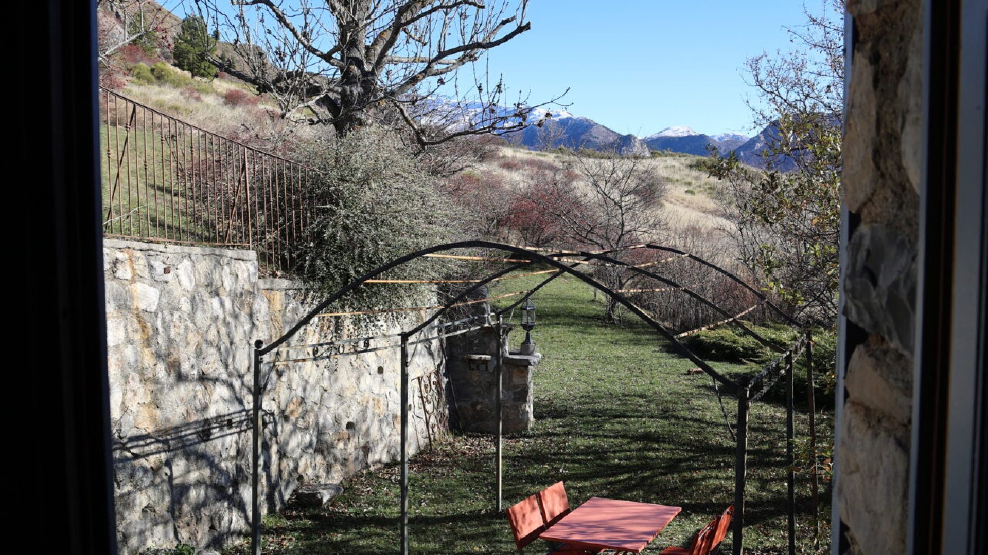 Le jardin privatif vue sur les Monges (© Jean-Louis DUMONTIER)