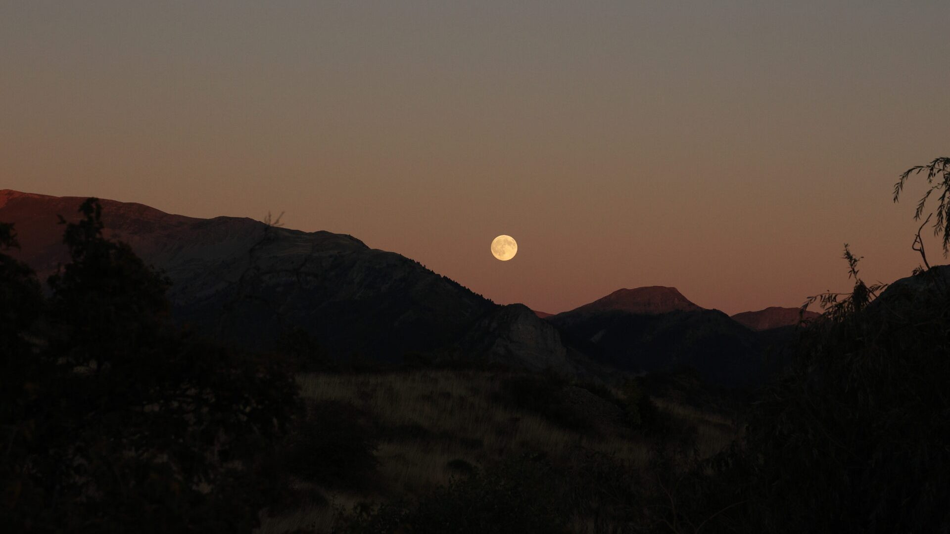 Lever de pleine Lune sur la cloche de Barles (© Jean-Louis DUMONTIER)