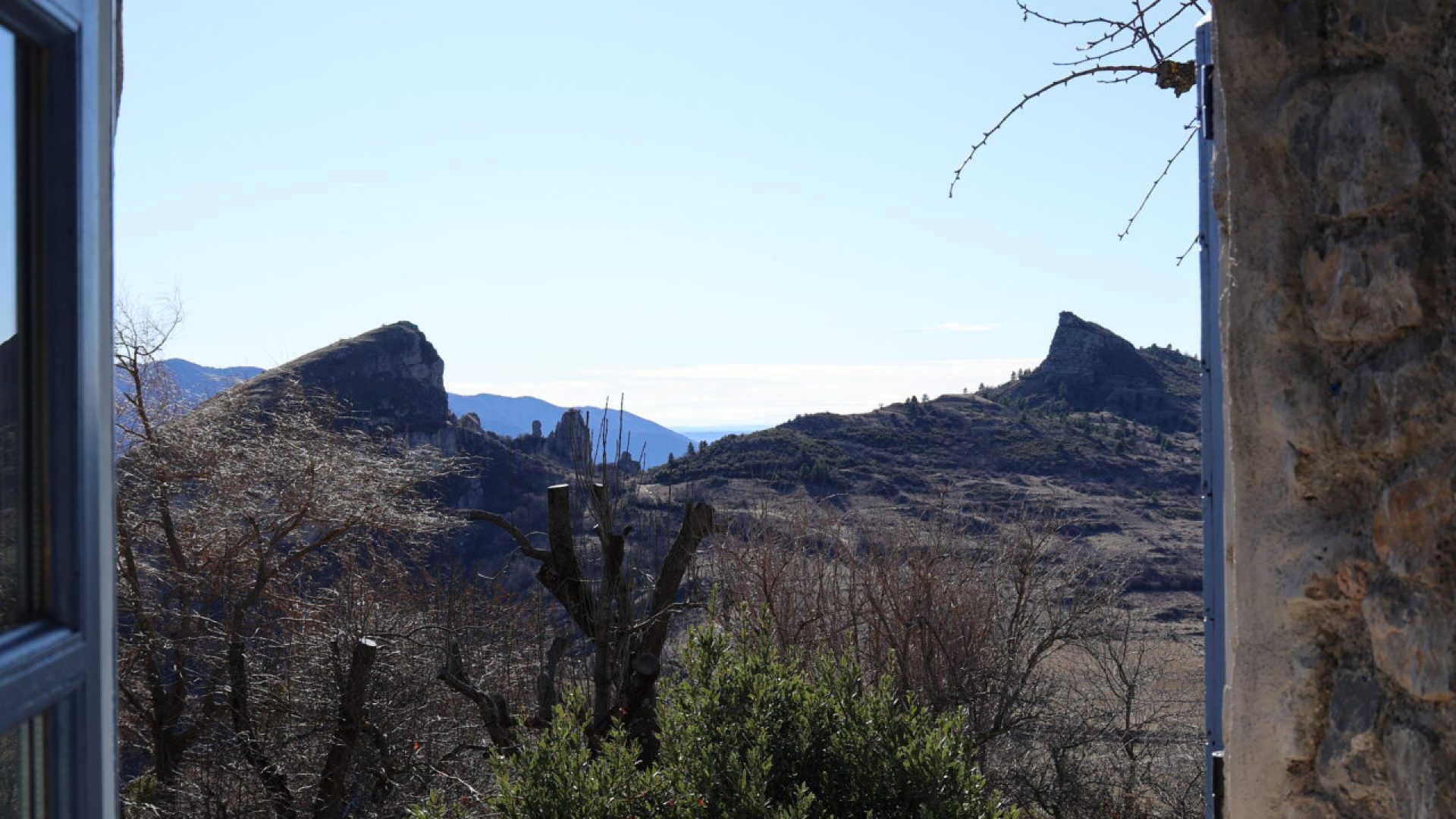 Vue depuis la salle d'eau (© Jean-Louis DUMONTIER)