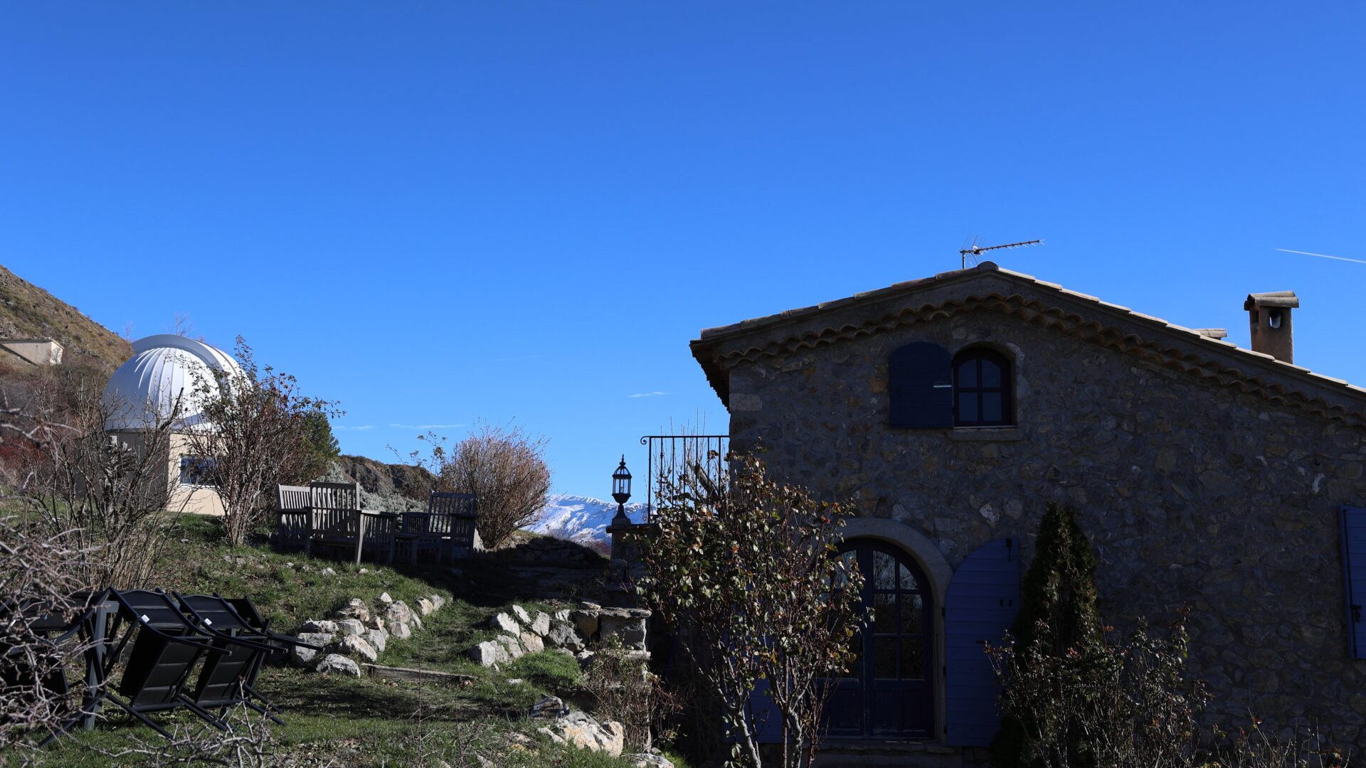 La Bergerie du Cosmos et l'Observatoire (© Jean-Louis DUMONTIER)