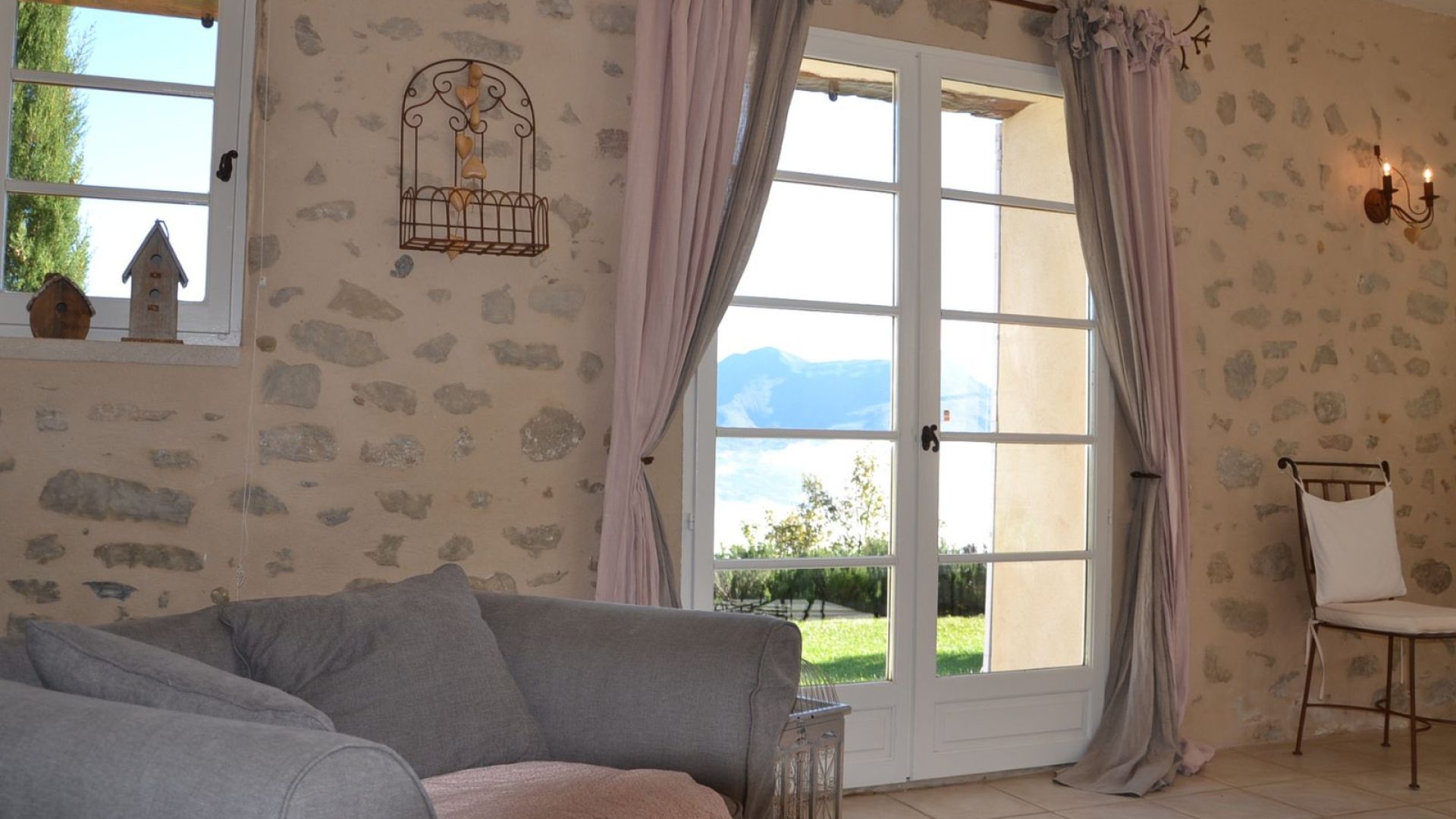 Le Vieil Aiglun - Salon Gîte du Levant (© Charles SPETH)