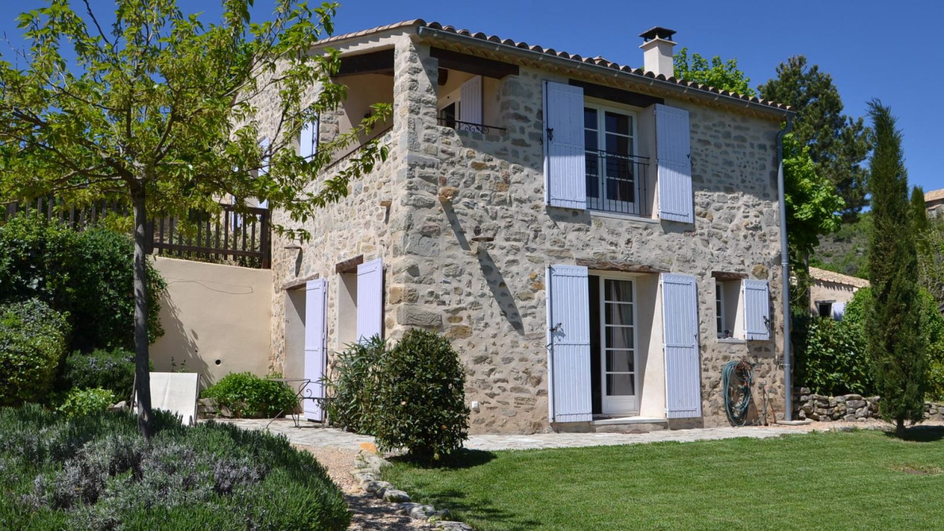 Le Vieil Aiglun - Jardin Gîte du Levant (© Charles SPETH)