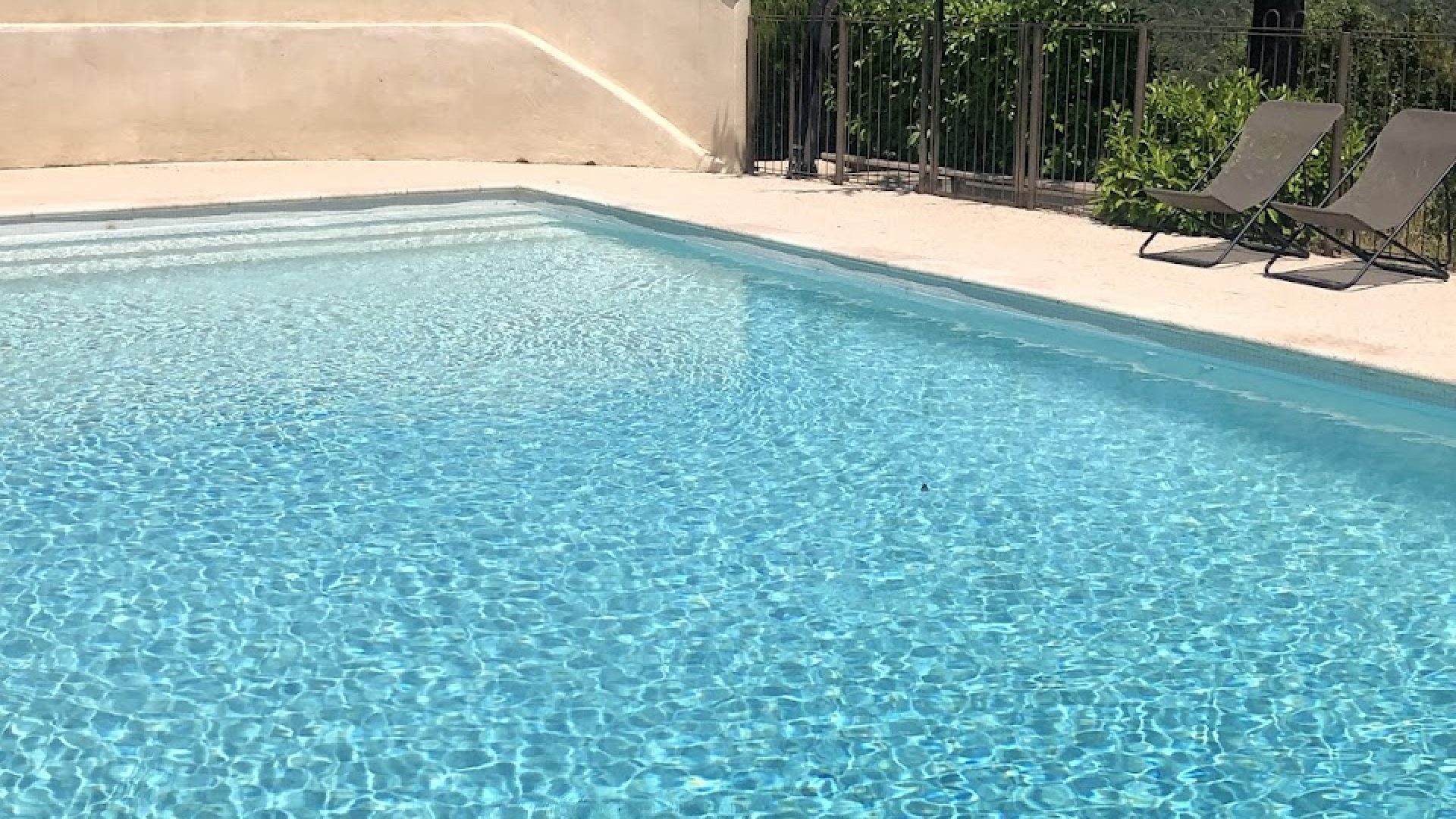 Le Vieil Aiglun - La piscine (© Charles Speth)