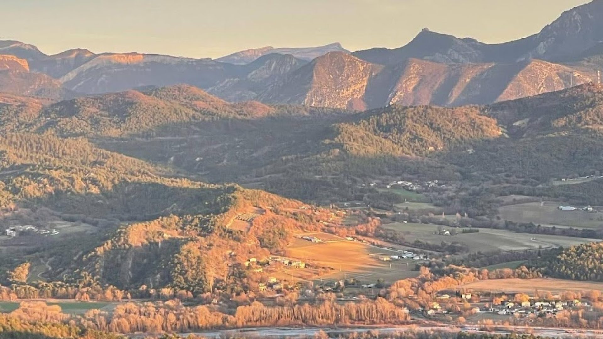 Le Vieil Aiglun - Vue sur le domaine en automne (© Charles Speth)