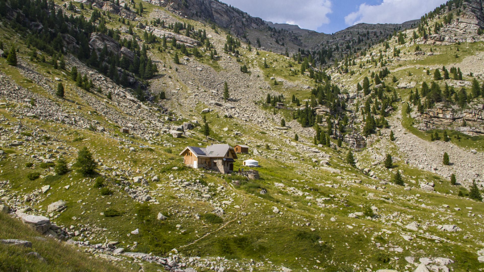Refuge de l'Estrop - Dans un écrin de montagne (© Ange Wiseman)