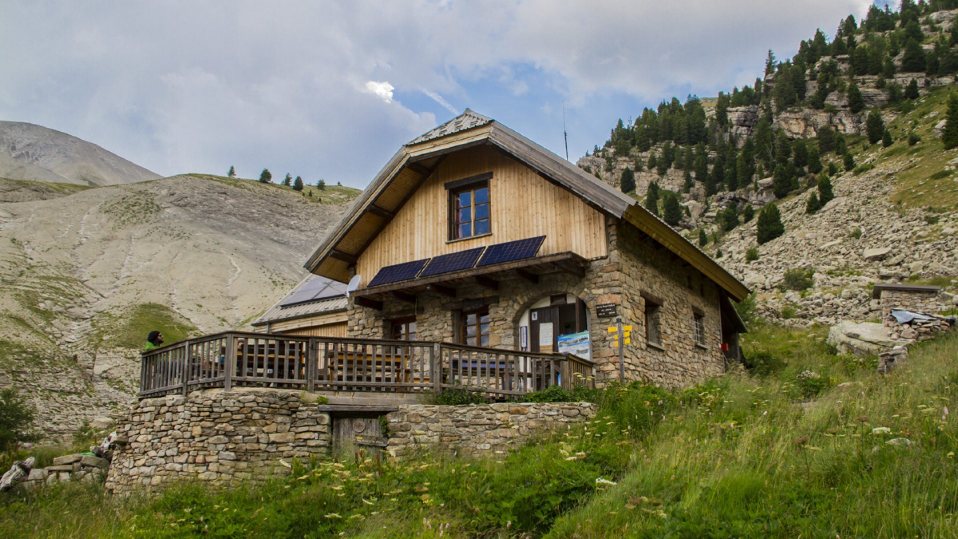 Refuge de l'Estrop - Le refuge près de la fontaine naturelle (© Ange Wiseman)